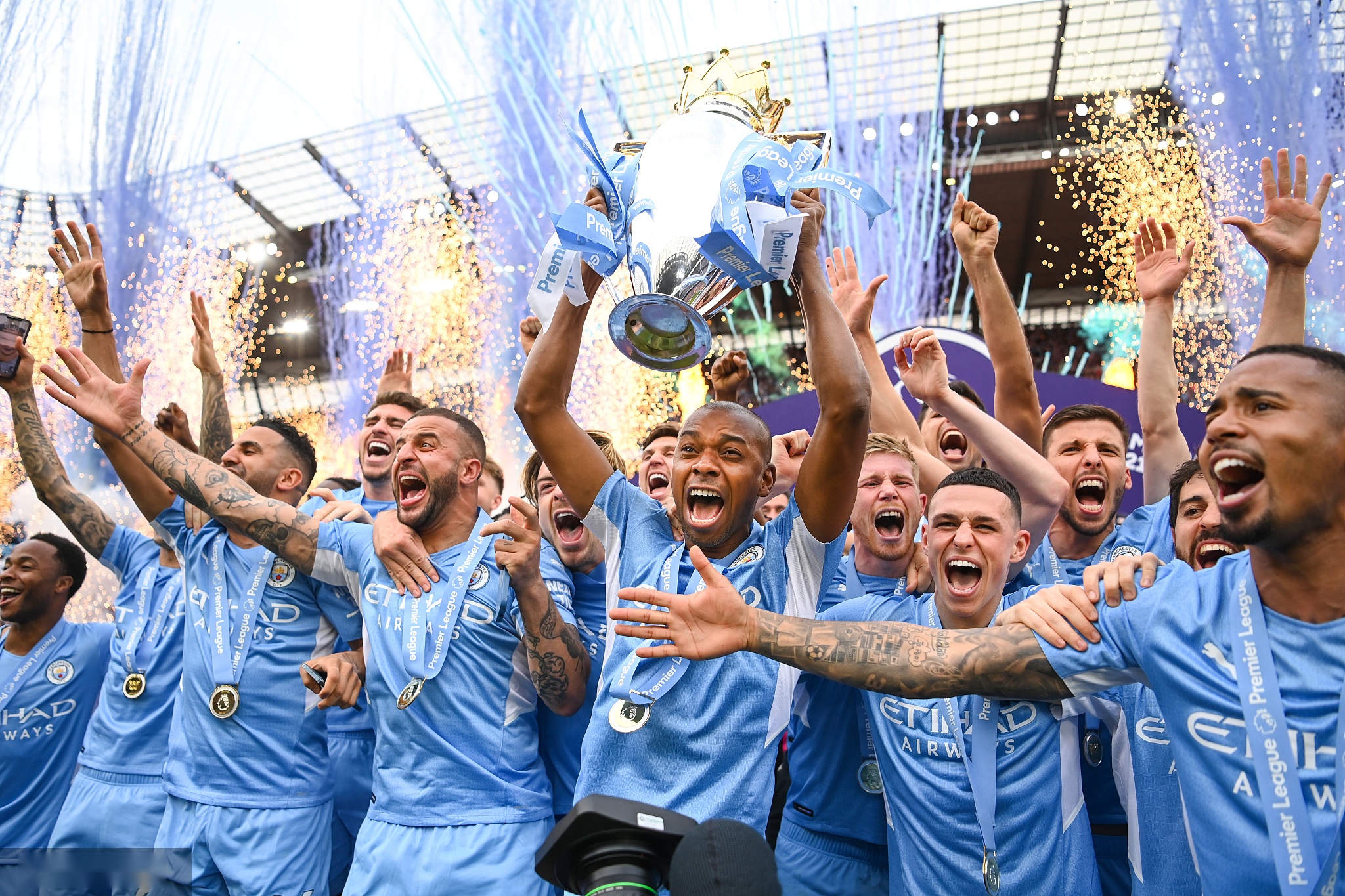 引着球迷们 引着球迷们